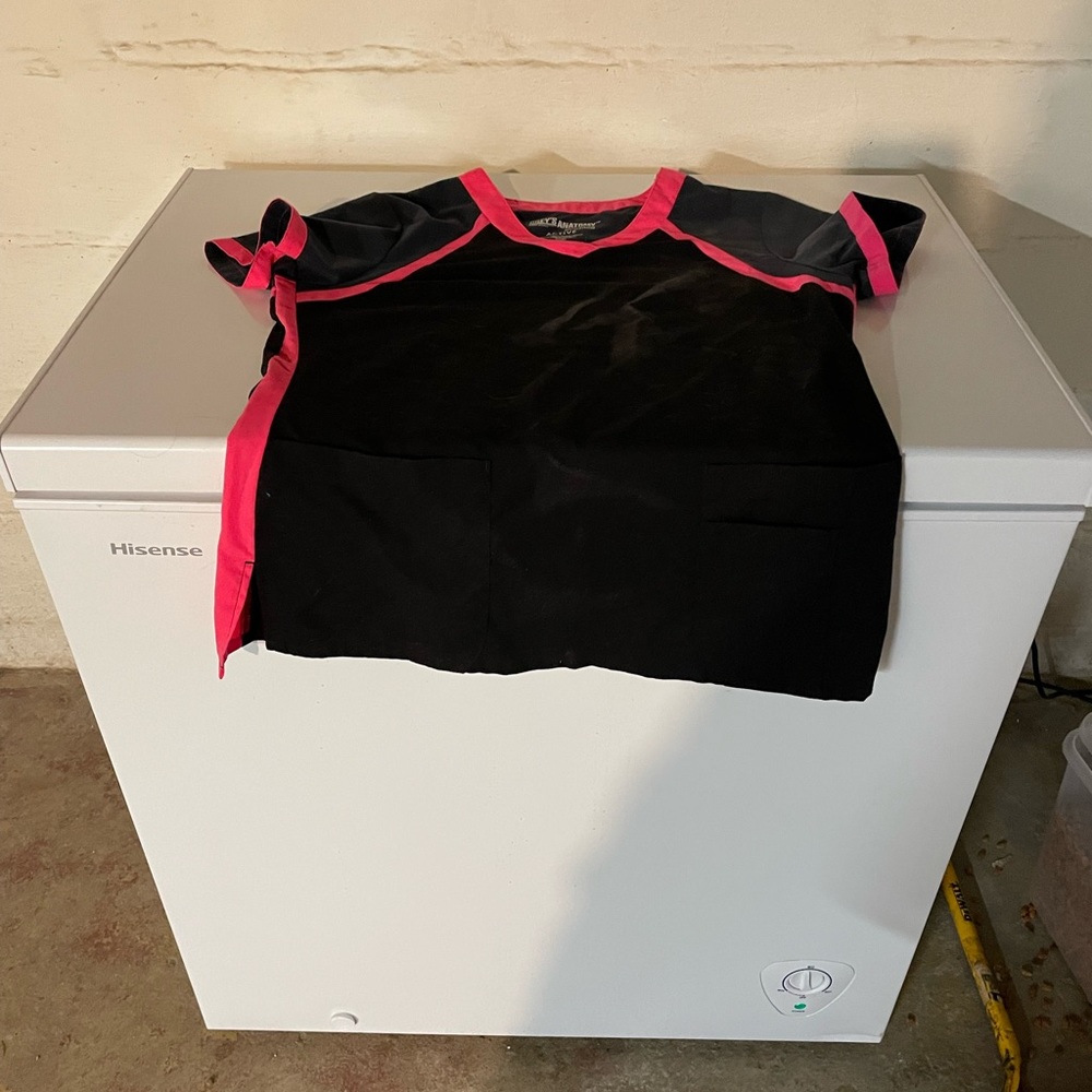 Multiple scrub tops - Picture 2 of 5